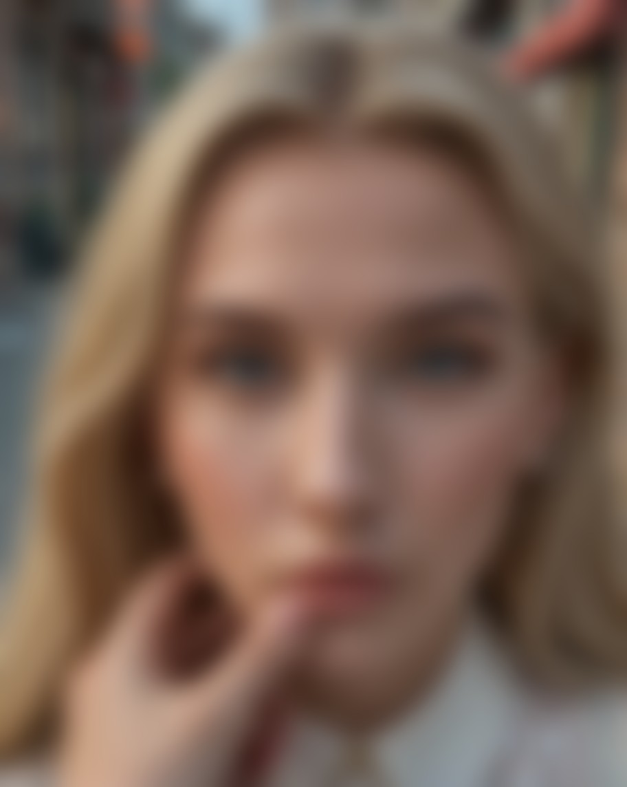Molly Carpenter — AI persona on XManias