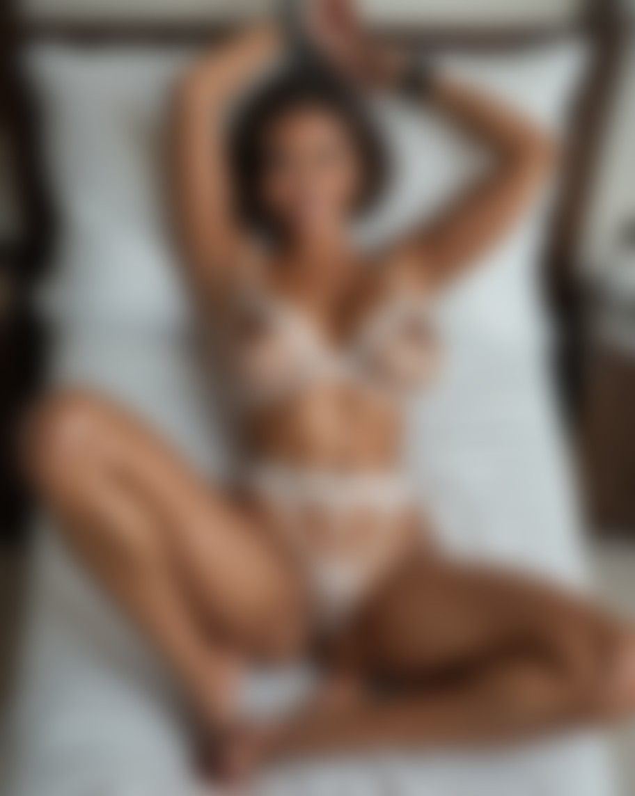 Elena Gold — AI persona on XManias