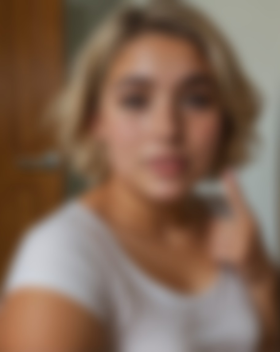 Veronica Saunders — AI persona on XManias