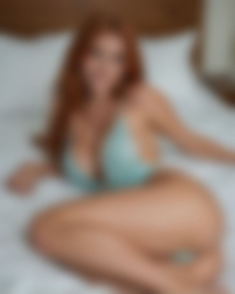 Ella Rae — AI persona on XManias