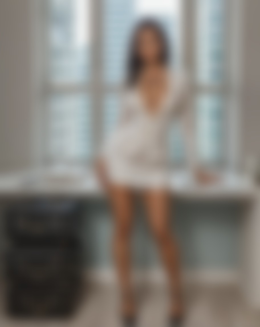 Sasha Monroe — AI persona on XManias