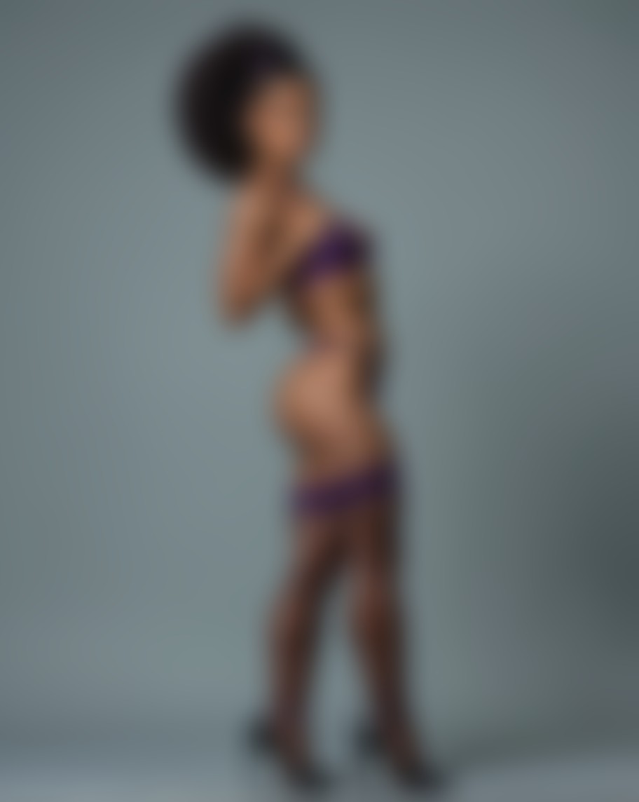 Nia Valencia — AI persona on XManias