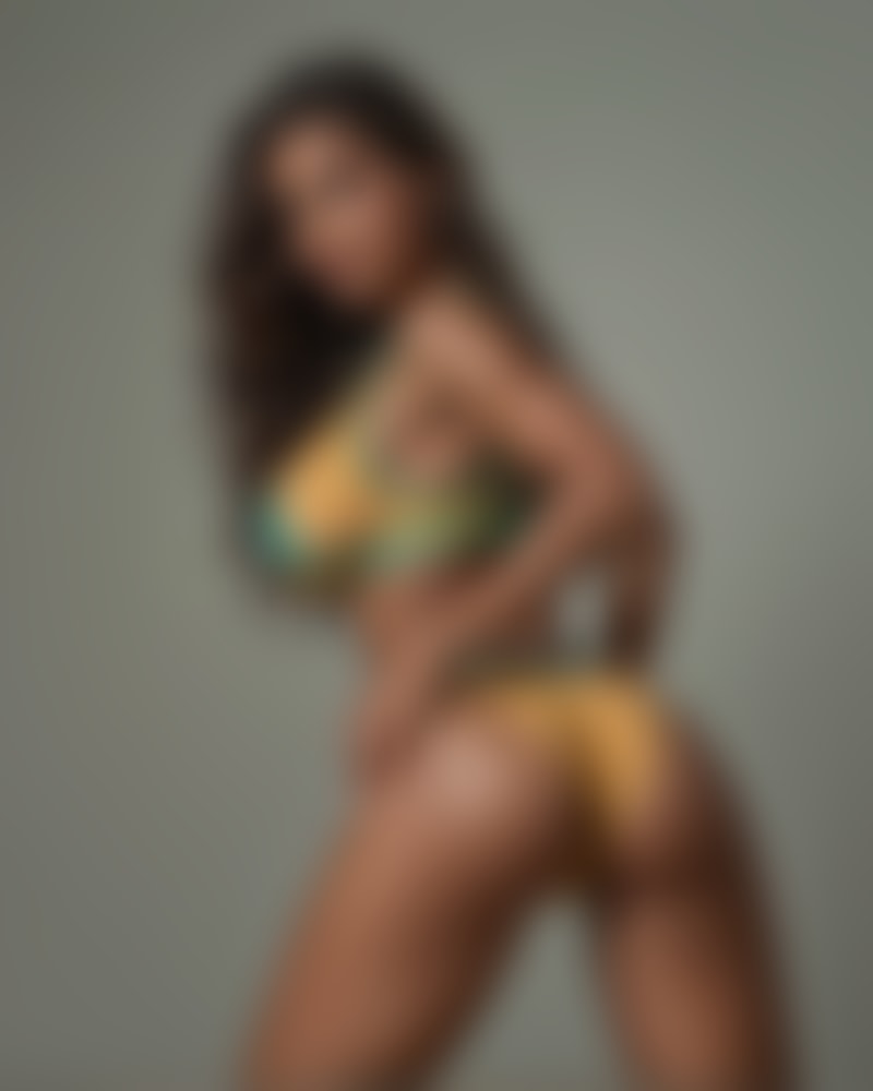 Yasmin Baxter — AI persona on XManias