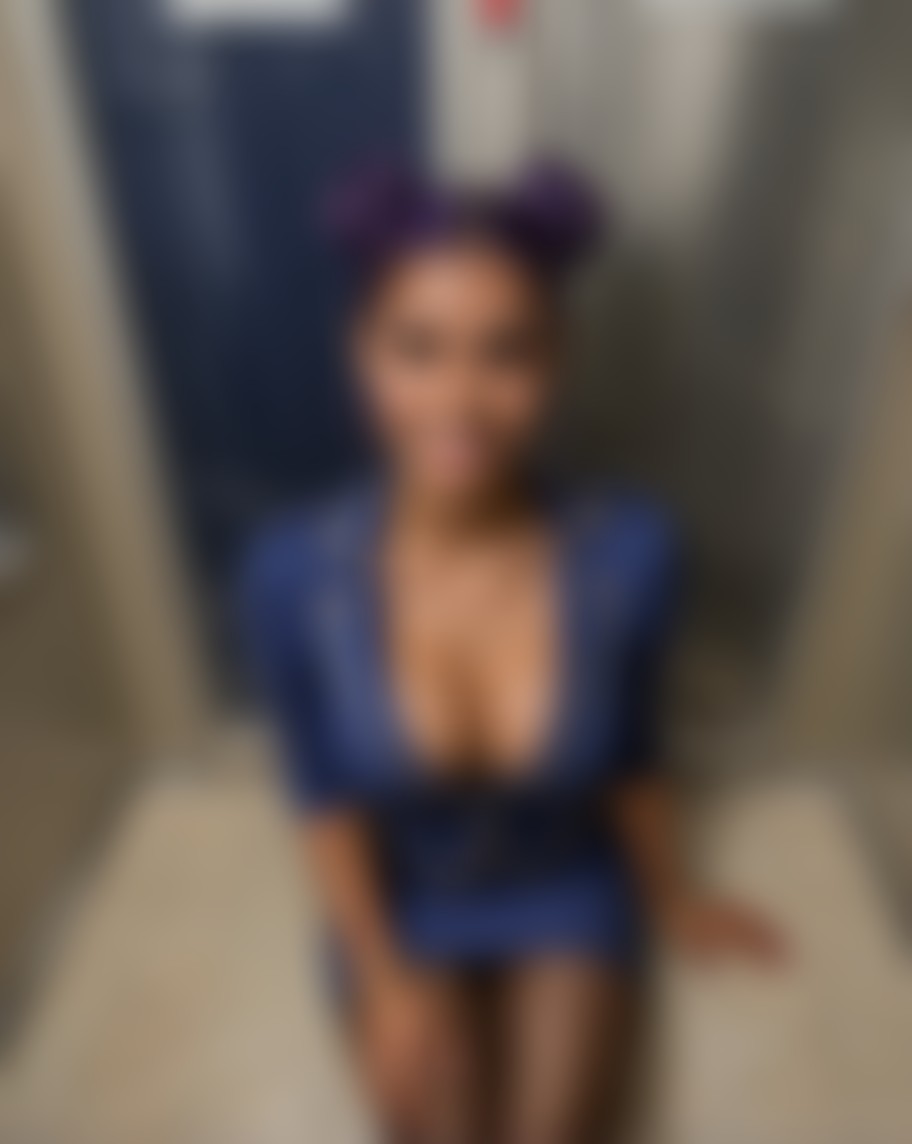 Freya Kapoor (Stuck in Elevator) — AI persona on XManias