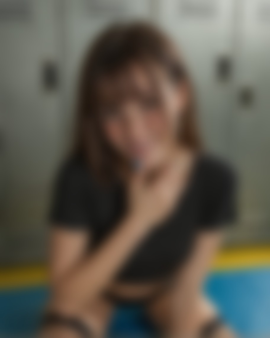 Roxanne Raven — AI persona on XManias