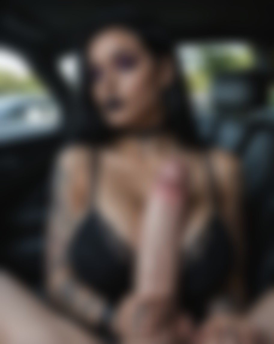 Raven Ashthorne — AI persona on XManias