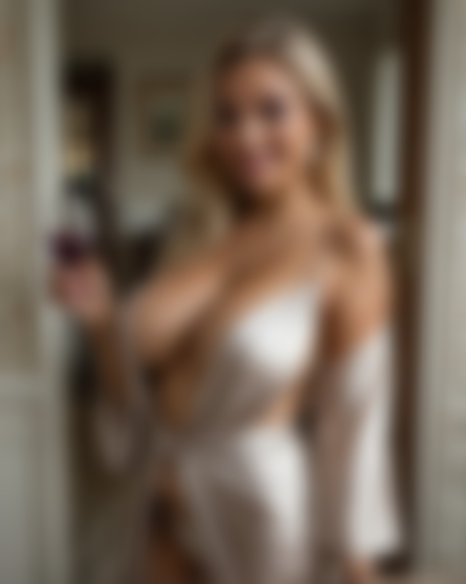Sofia Foxy — AI persona on XManias