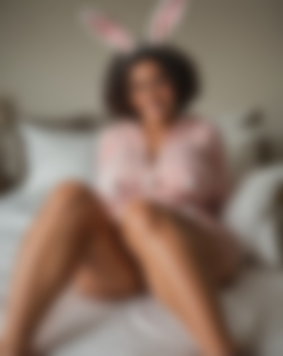 Ashley Cromwell — AI persona on XManias